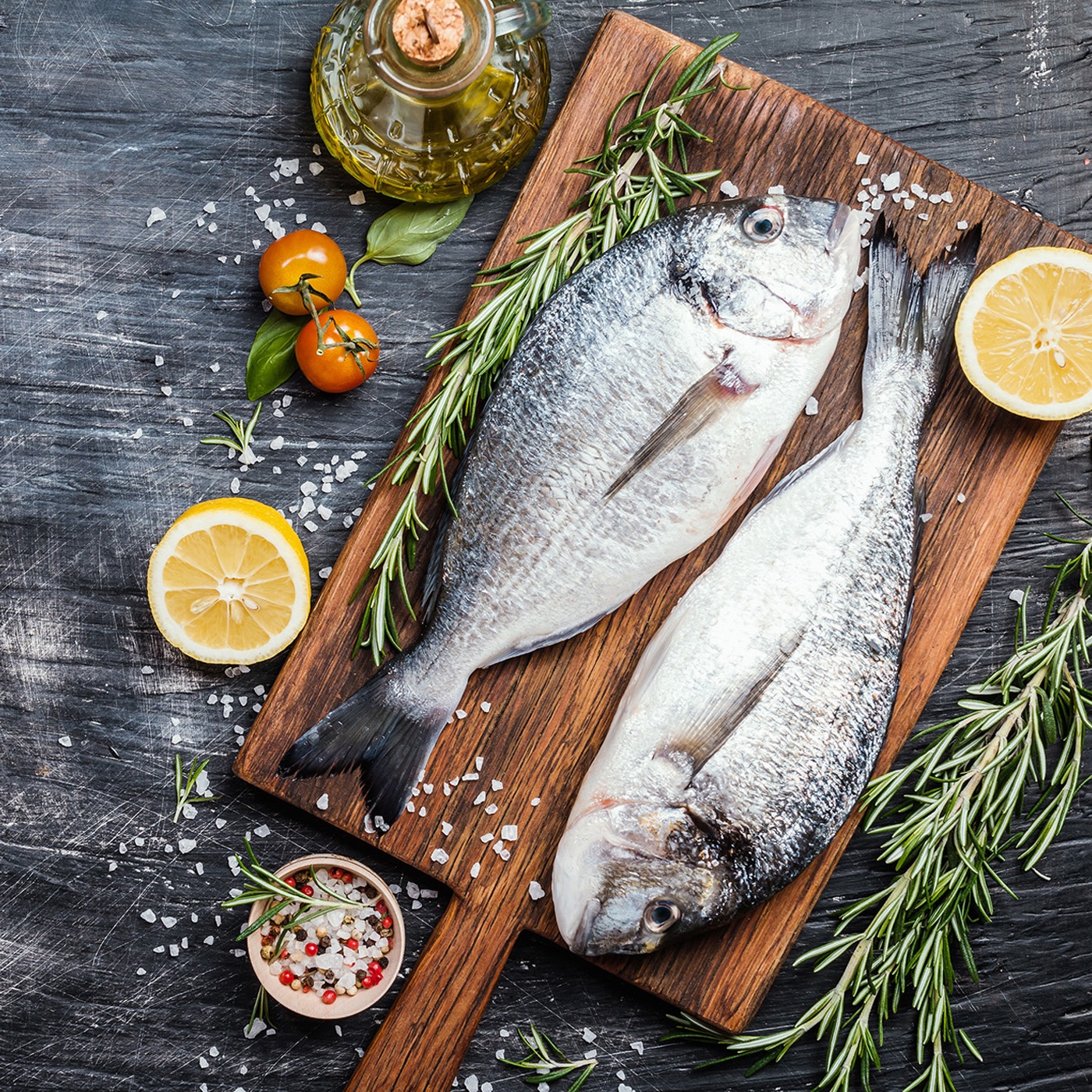 Frische Fische im Ganzen